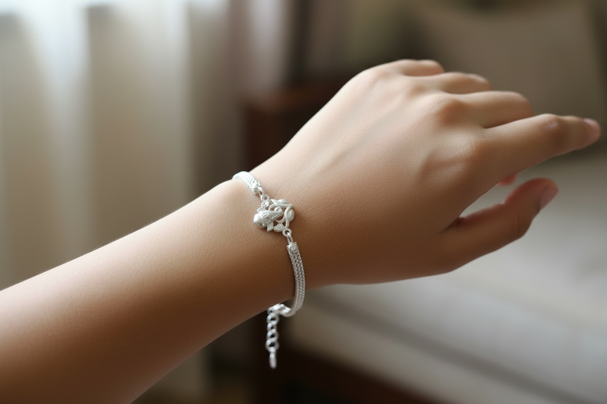 Silver rakhi (D)